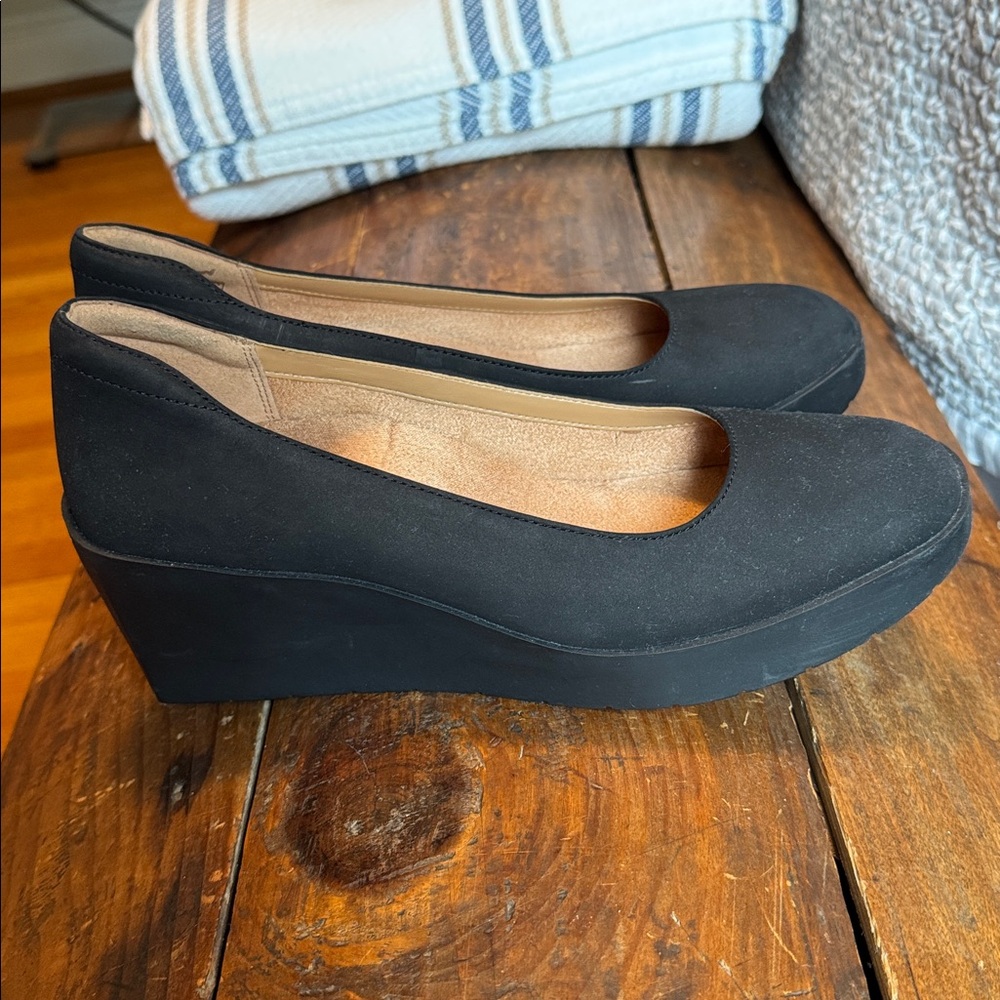 Vionic Elegant Black Slip-On Wedges